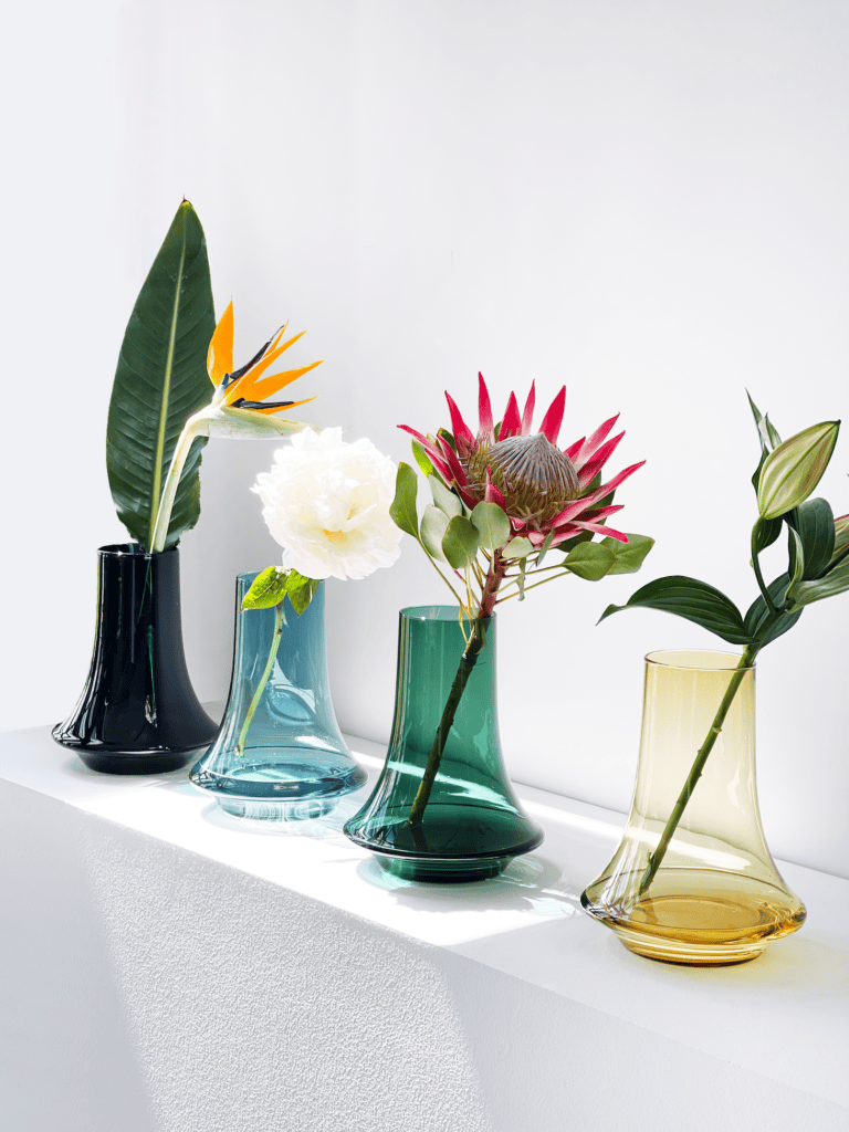 Spinn flower vases 4 in a row.