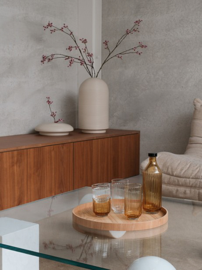 Table with ribbed vases in natural colors