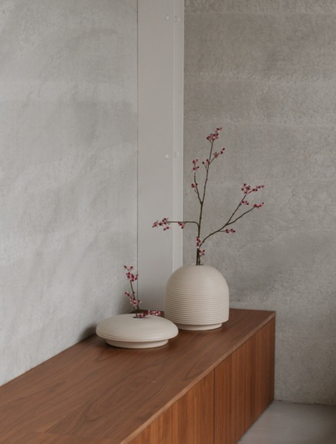 Table with ribbed vases in natural colors