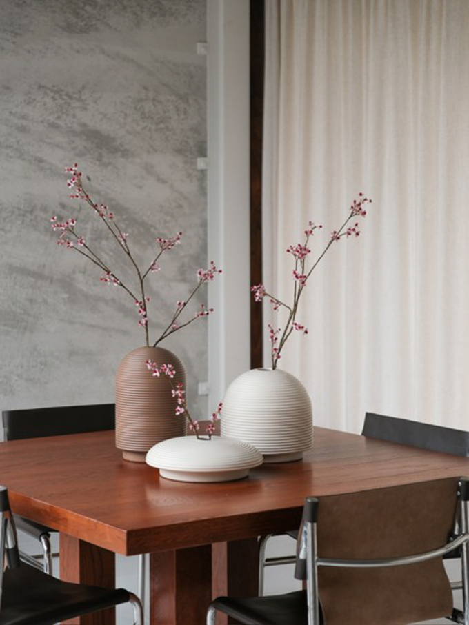 Table with ribbed vases in natural colors
