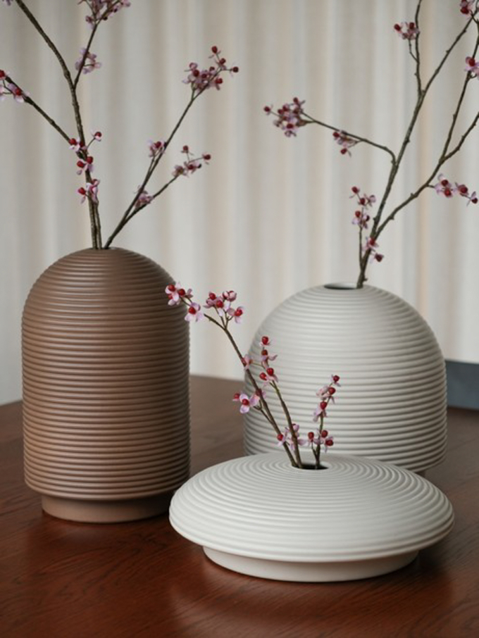 Table with ribbed vases in natural colors