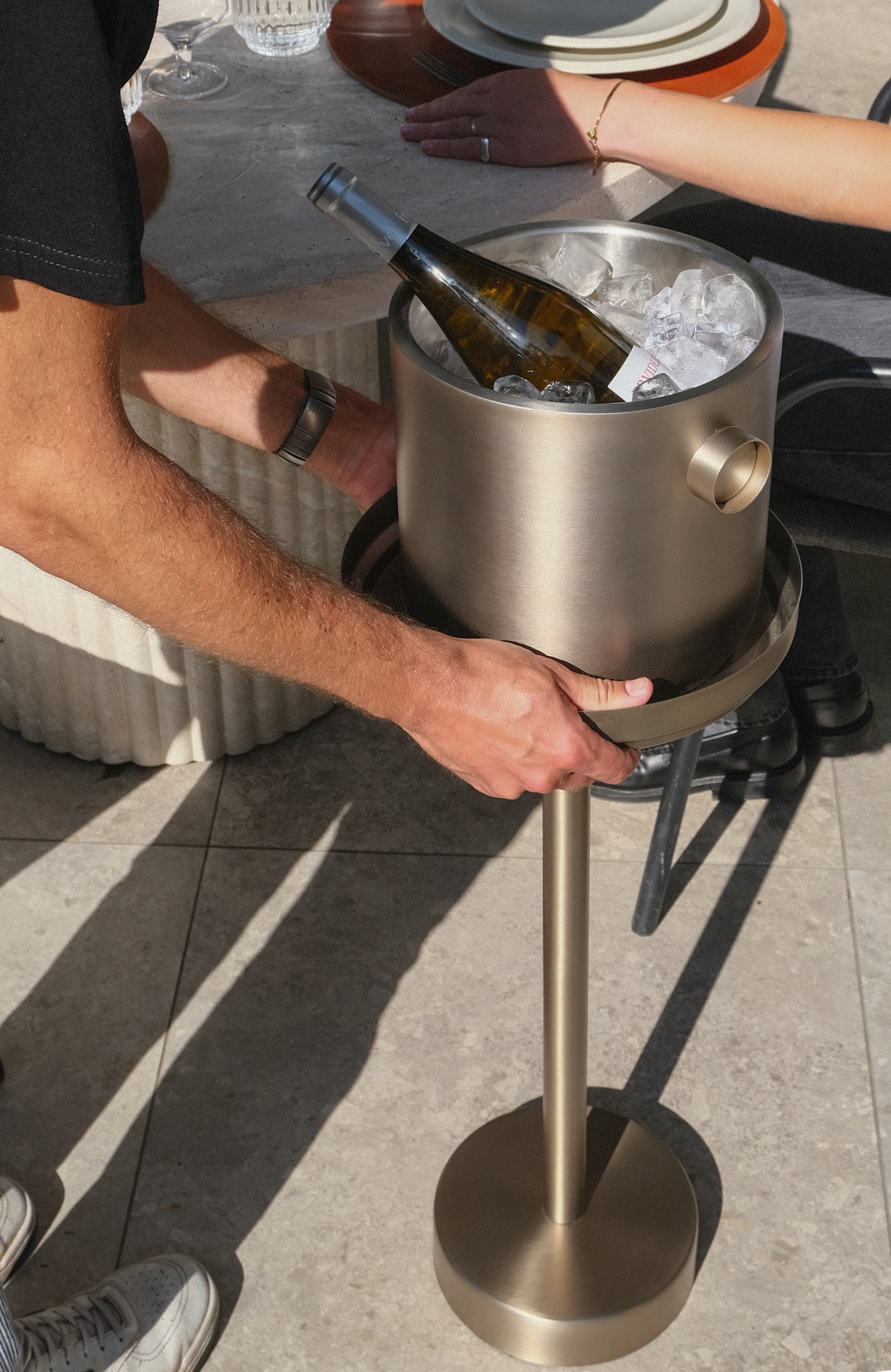 Rondo wine bucket and tray table
